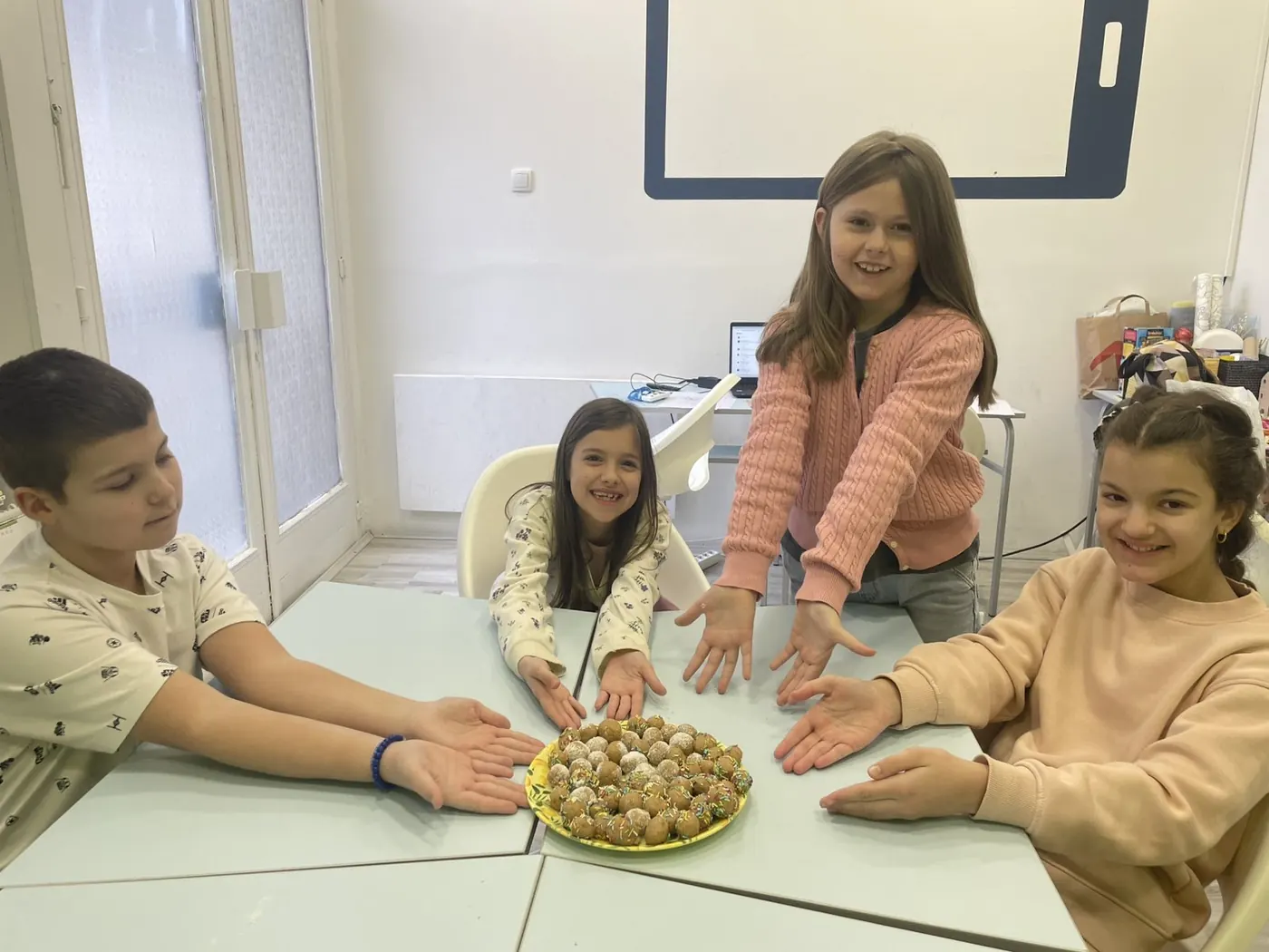 Deca zajedno učestvuju u kreativnoj aktivnosti