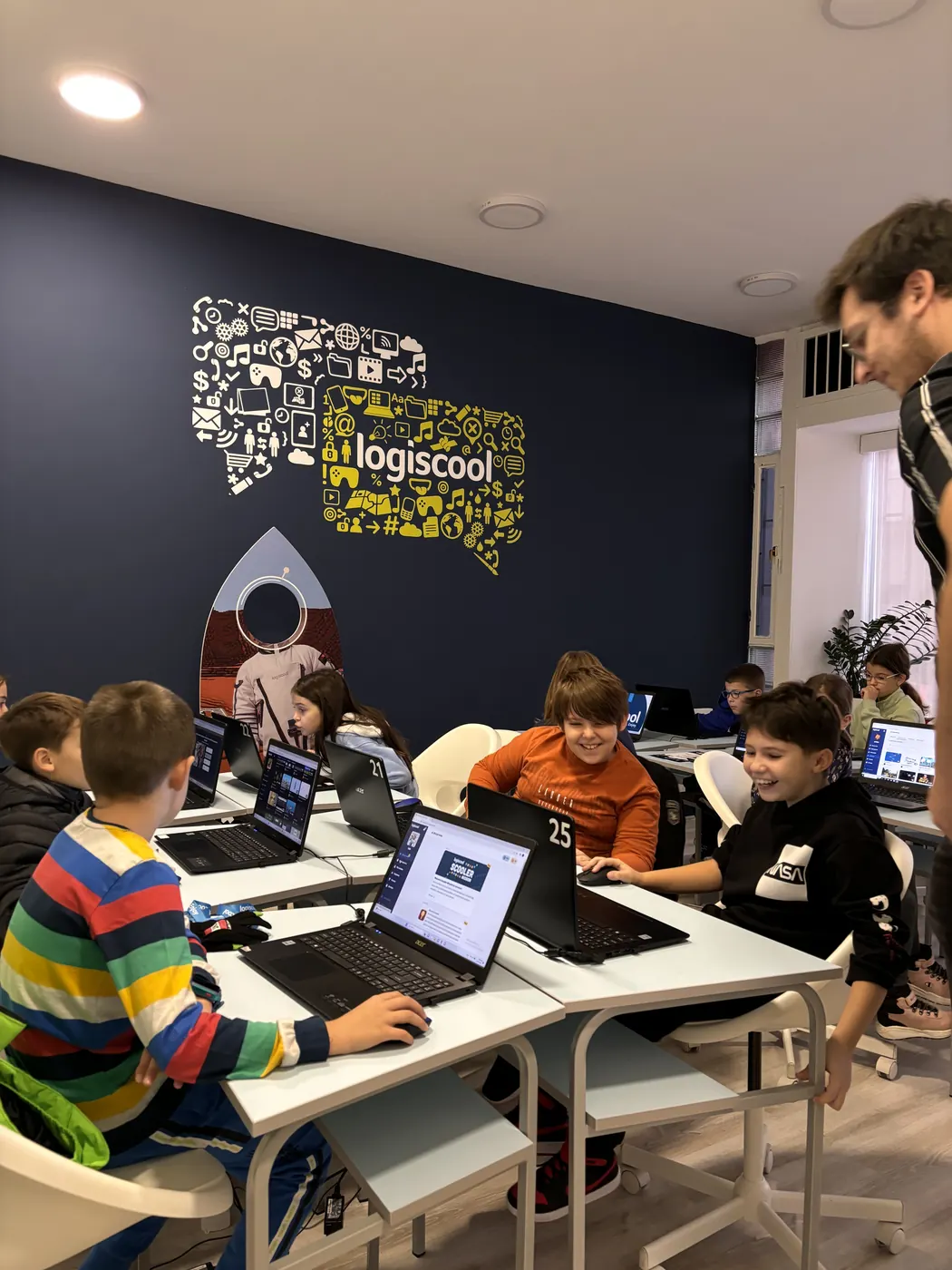 Grupa dece na Logiscool času programiranja