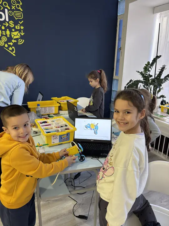 Devojčice rade sa računarom i edukativnim setom